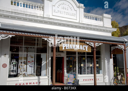 Arrowtown Nouvelle-Zélande, magasin de pharmacie traditionnelle dans l'ancienne ville minière d'or, Otago, Île du Sud, Nouvelle-Zélande, 2008 Banque D'Images