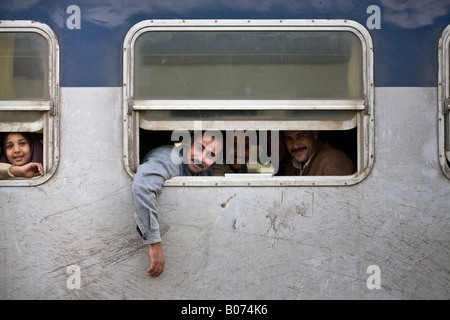 Les voyageurs à bord du train du Caire Assouan à Louxor en Égypte sur stop Banque D'Images