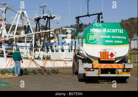 Le ravitaillement d'un navire de pêche avec du carburant diesel marin dans Obasn Scotland UK Banque D'Images