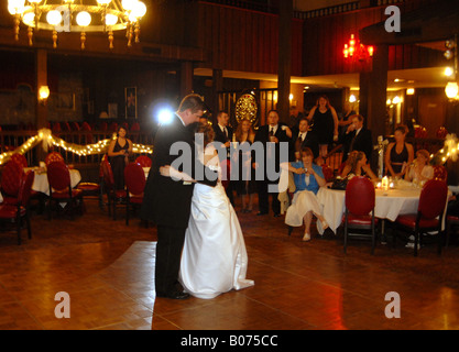 Un couple danse en face de la famille et des amis après une cérémonie de mariage dans l'United States Banque D'Images
