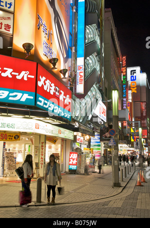 L'attente sur un coin de rue. Scène de nuit éclairé au néon, Akihabara Electric Town, Tokyo, Japon Banque D'Images