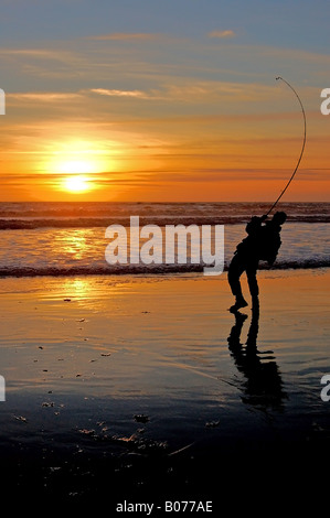 Pêcheur au coucher du soleil Banque D'Images