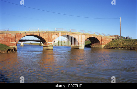 L'ancien et le nouveau pont - Tattershall(s) sur la rivière Witham, Lincolnshire, Royaume-Uni. Banque D'Images