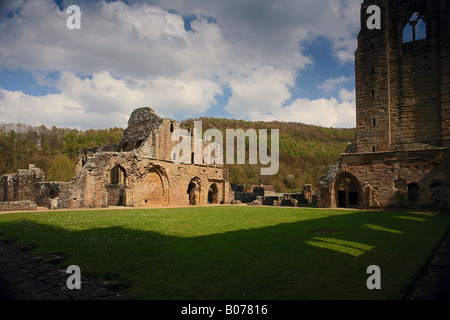 Le Cloître Abbaye de Tintern ruines Monmouthshire au Pays de Galles UK Banque D'Images