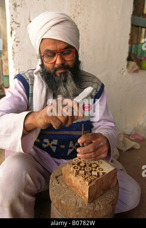 L'Inde Gujerat Rann de Kutch crafts Village Dhamadka Ajrakh Abdul Mohammad Khatri faisant des blocs d'impression Banque D'Images