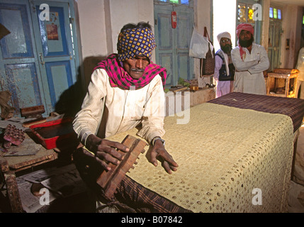 L'Inde Gujerat Rann de Kutch artisanat Dhamadka Mohammadbhai Siddikbhai Ajrakh Village Khatri impression bloc Banque D'Images