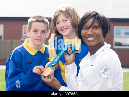 Médaillé d'or olympique Denise Lewis OBE avec enfants de Devonshire Road School,Blackpool Banque D'Images