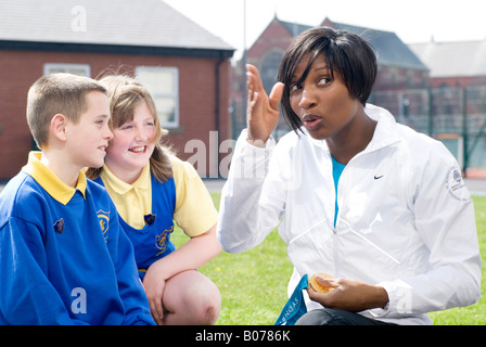 Médaillé d'or olympique Denise Lewis OBE visiter une école à Blackpool, Royaume-Uni Banque D'Images