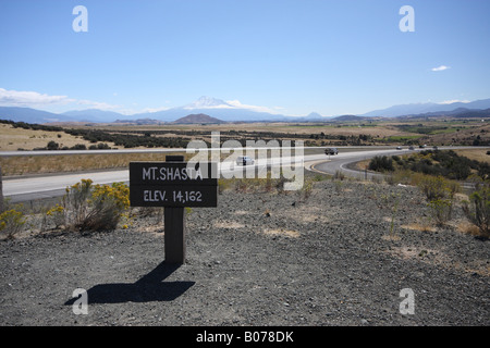 Un panneau décrivant le Mont Shasta au viewpoint à Yreka, California, USA Banque D'Images