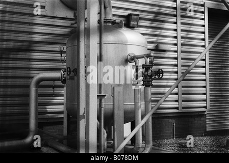 En dehors d'un réservoir métallique de l'usine. Banque D'Images