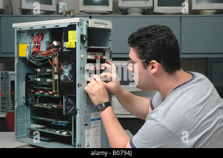 L'insertion de technicien de circuit imprimé dans un ordinateur serveur dans le cadre de la mise à niveau et entretien Banque D'Images