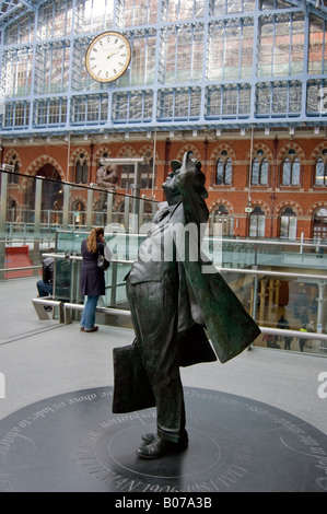 La statue de Sir John Betjeman à St Pancras Banque D'Images