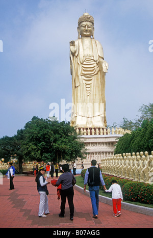 120 mètres de hauteur Taiwan Golden Buddha Monastère Fokuangshan Lumière de montagne de Bouddha Kaohsiung Banque D'Images