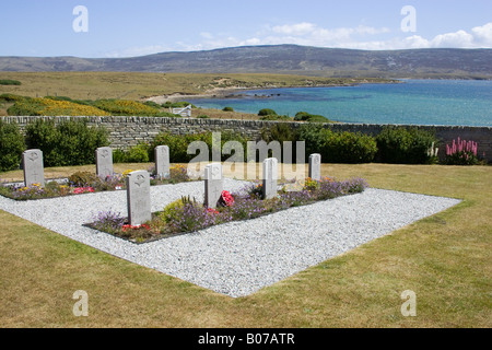 Pierres tombales dans le cimetière de guerre britannique à San Carlos, Îles Falkland donnant sur l'eau de San Carlos Banque D'Images