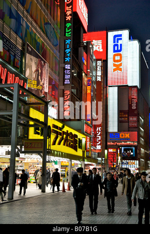 Les piétons dans la rue. Scène de nuit éclairé au néon, Akihabara Electric Town, Tokyo, Japon Banque D'Images