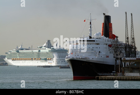 QE2 et l'indépendance de la mer ancienne et la nouvelle croisière Southampton Banque D'Images