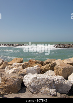 Rochers de défense de la mer Méditerranée Mer Marina di Pisa Toscane Italie Banque D'Images