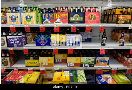 Divers packs et six cas d'American microbrew beer sur étagère dans l'île de la bière à un magasin d'alcool Banque D'Images