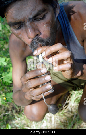 Close-up de l'homme, un bidi éclairage un Indien cigarette des feuilles de tabac ou avec l'aide de feuilles beedi Chakma. Thakkar tribe Banque D'Images