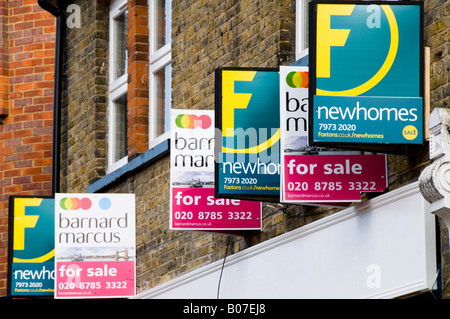 Pour la vente des signes de divers agents immobiliers Banque D'Images