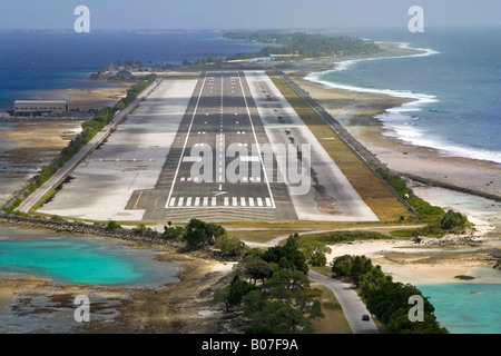 La piste de l'Aéroport International d'Amata Kabua Majuro (Îles Marshall) Banque D'Images