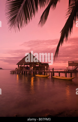 Panama, Bocas del Toro Province, l'île de Carenero (Isla Carenero), mariné Parrot restaurant and bar reflète dans ocean at sunset Banque D'Images