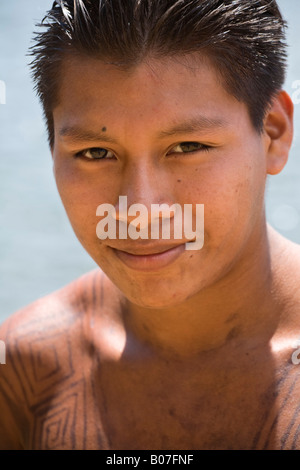 Panama, rivière Chagres, Village Embera, homme Banque D'Images