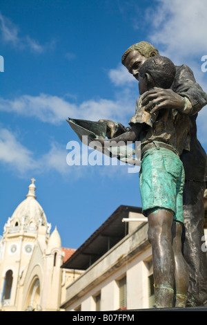 Panama, Panama City, Casco Viejo, San Francisco de Statue avec Asisi (église Iglesia de San Francisco de Asis) en arrière-plan Banque D'Images