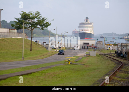 Canal de Panama, Panama, la reine Victoria pour son premier navire de croisière Croisière autour du monde approchant Gatum lock Banque D'Images