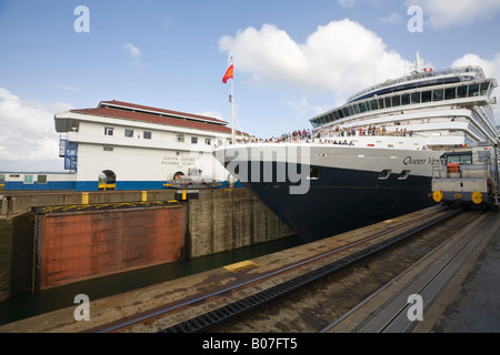 Canal de Panama, Panama, la reine Victoria pour son premier navire de croisière Croisière autour du monde en passant par les serrures Gatum Banque D'Images