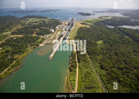 Panama, Canal de Panama, porte-conteneurs dans les écluses de Gatun Banque D'Images