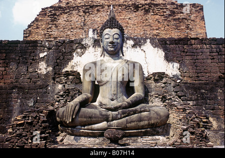 Thaïlande Sukhothai Bouddha assis statue ruines antiques Banque D'Images