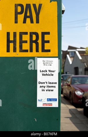 La parking meter avec avertissement de la police remarque que les voleurs de voitures fonctionnent dans ce domaine, situé à Hammersmith, à l'ouest de Londres Banque D'Images