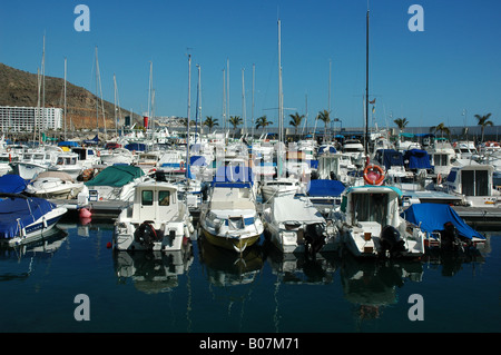 Bateaux à moteur amarrés dans le petit port de plaisance de la station de vacances de Puerto Rico situé sur la côte sud-ouest de l'île de Gran Canaria Espagne Banque D'Images