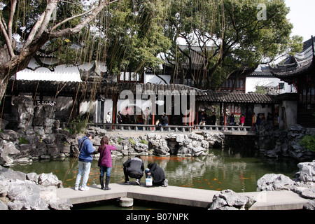 Les touristes à l'Humble Jardin les administrateurs à Suzhou, Chine Banque D'Images