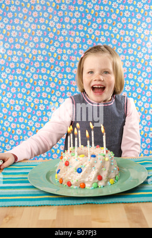 Girl with Birthday Cake Banque D'Images