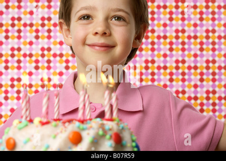 Garçon avec gâteau d'anniversaire Banque D'Images