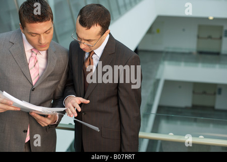 Deux hommes d'lire des documents Banque D'Images