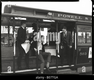 Tôt le matin, les navetteurs sur Powell et Hyde le tram 60, San Francisco, États-Unis d'Amérique Banque D'Images