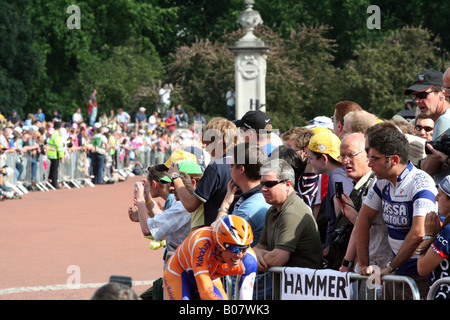 Coureur cycliste Rabobank à l'extérieur de Buckingham Palace dans le Tour de France 2007 prologue Banque D'Images