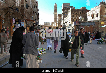 Des hommes, des garçons et des femmes voilées dans le souk principal de la capitale du Yémen, Sanaa, la grande mosquée au-delà Banque D'Images