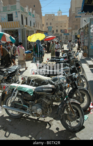 Dans Seiyoun, au Yémen, capitale animée de Hadhramawt motos sont men's transport standard Banque D'Images
