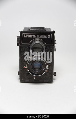 Lubitel 166B Vintage Twin Lens Reflex Appareil photo sur fond blanc Banque D'Images