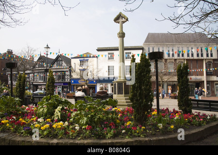 London CHESHIRE Avril, le monument commémoratif de guerre dans le centre piétonnier de cette ville historique avec de nombreux bâtiments en noir et blanc Banque D'Images