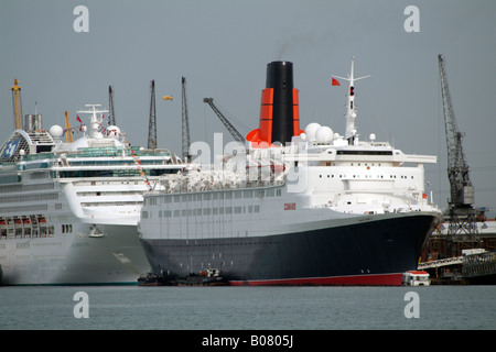 QE2 sur le point de partir pour son dernier cruise anciens et nouveaux bateaux de croisière du Port de Southampton dans le sud de l'Angleterre UK Banque D'Images