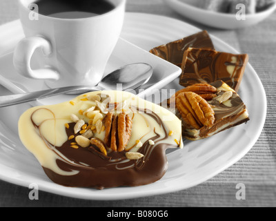 Des tourbillons au chocolat recette : marbré de chocolat au lait et blanc swirls Banque D'Images