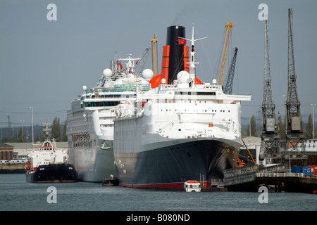 QE2 sur le point de partir pour son dernier cruise anciens et nouveaux bateaux de croisière du Port de Southampton dans le sud de l'Angleterre UK Banque D'Images