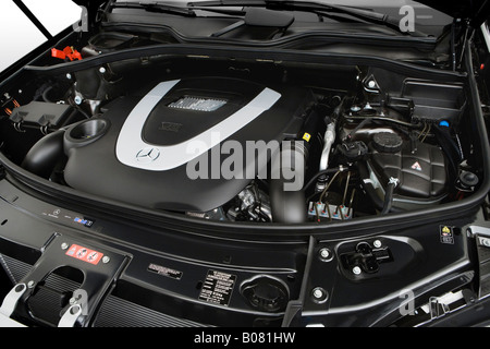 2008 Mercedes-Benz Classe-M ML550 AMG en noir - le moteur Banque D'Images