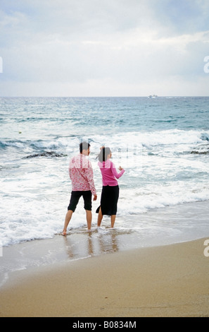 Un couple en train de marcher le long de la plage de Taiwan Kenting Banque D'Images