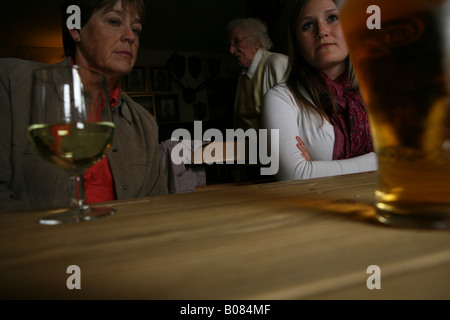 Un portrait de trois générations d'une même famille de boire dans un pub Banque D'Images